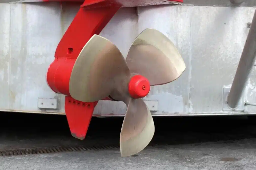 boat motor with a 3 blade propeller