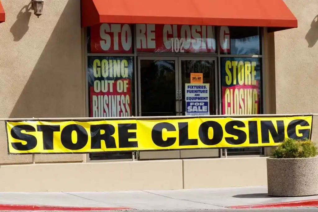 a store closing with a yellow label